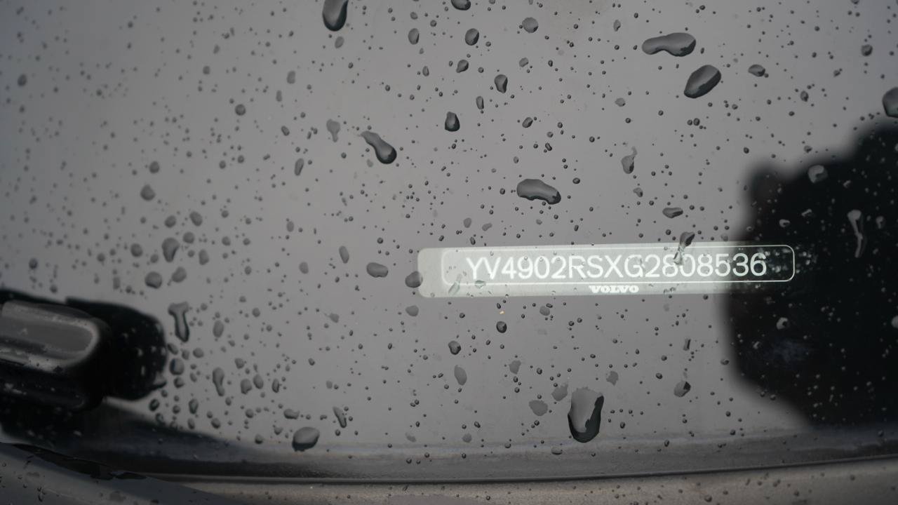 Used 2016 Volvo XC60 T6 R-Design Platinum w/ Climate Package AWD/4WD image 18