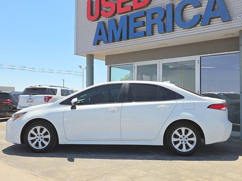 Used 2022 Toyota Corolla LE image 3