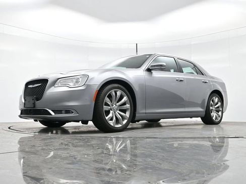 Used 2018 Chrysler 300 Limited w/ Safetytec Plus Group image 29