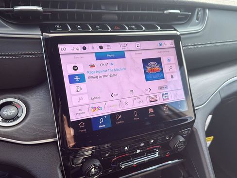 New 2025 Jeep Grand Cherokee Limited w/ Luxury Tech Group II image 18