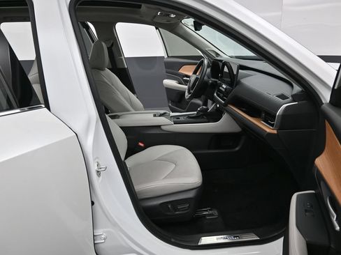 Certified 2024 Toyota Grand Highlander AWD image 37