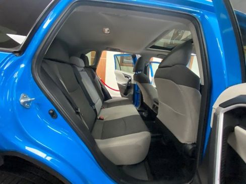 Used 2021 Toyota RAV4 XLE w/ Convenience Package FWD image 11