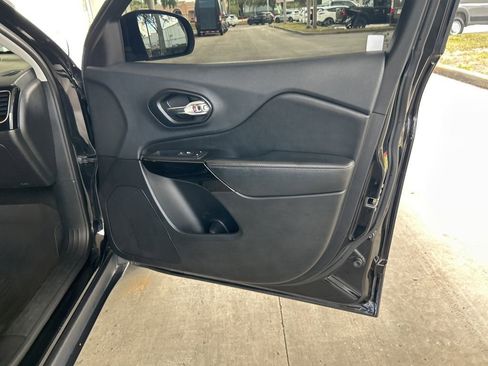 Used 2019 Jeep Cherokee Latitude Plus image 22