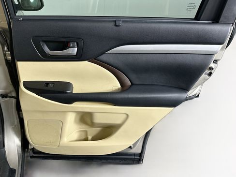 Used 2015 Toyota Highlander XLE image 34