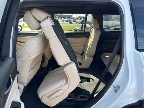 New 2025 Jeep Grand Cherokee L Limited w/ Luxury Tech Group II image 24