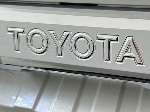 Used 2024 Toyota Tundra Limited w/ Power Package AWD/4WD image 10