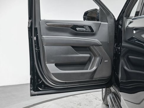 Used 2025 Chevrolet Suburban Premier image 12