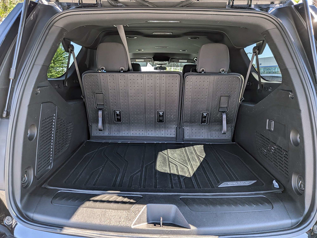 Used 2025 Chevrolet Suburban LS RWD image 12