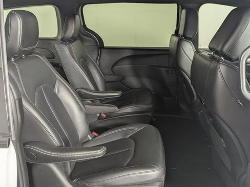 Used 2024 Chrysler Pacifica Limited FWD image 17