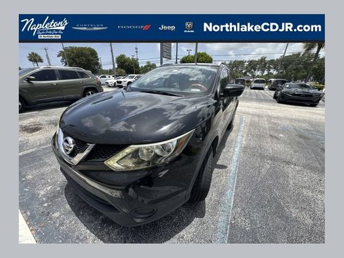 Used 2017 Nissan Rogue Sport SV FWD image 1