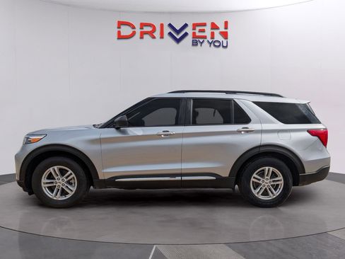 Used 2022 Ford Explorer XLT w/ Equipment Group 202A image 2