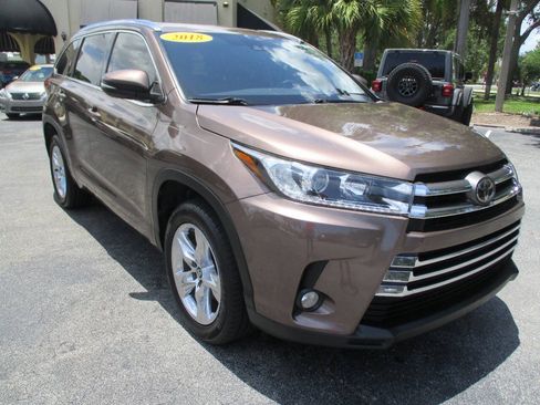 Used 2018 Toyota Highlander Limited FWD image 2