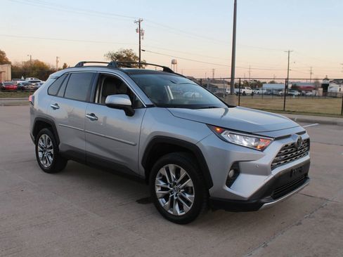 Used 2019 Toyota RAV4 Limited image 5