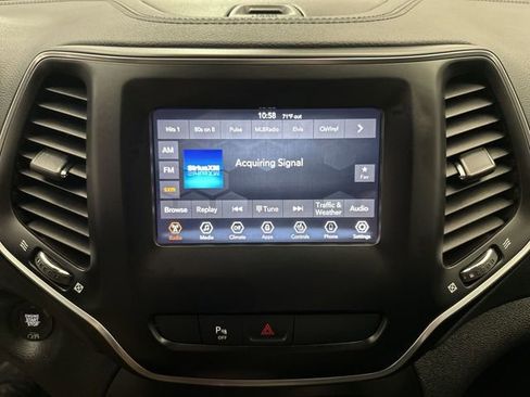 Used 2020 Jeep Cherokee Latitude Plus w/ Cold Weather Group AWD/4WD image 16