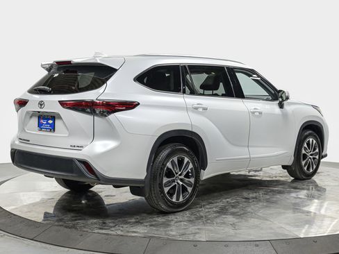 Used 2022 Toyota Highlander XLE image 7