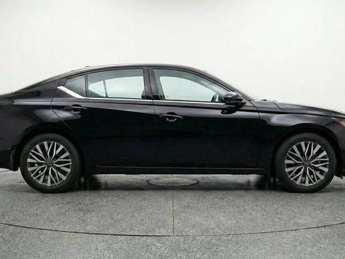 Used 2025 Nissan Altima 2.5 SV FWD image 11
