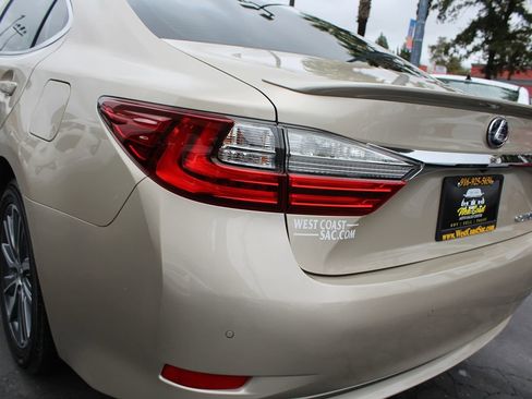 Used 2018 Lexus ES 300h image 17
