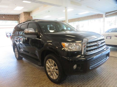 Used 2017 Toyota Sequoia Platinum RWD image 3
