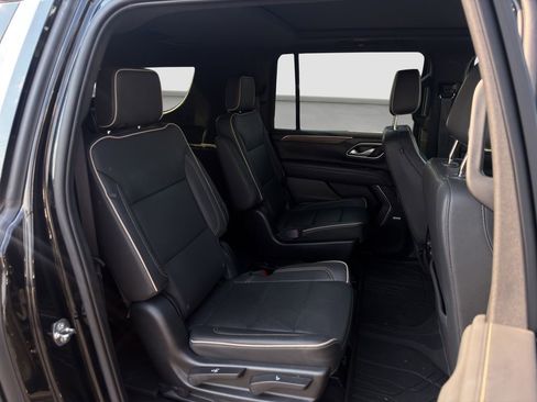 Used 2023 Chevrolet Suburban Premier image 19