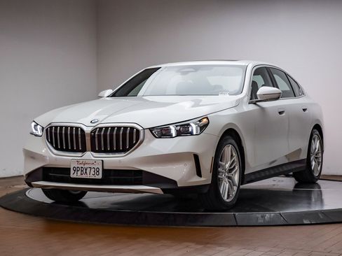 Certified 2025 BMW 530i w/ Premium Package image 1