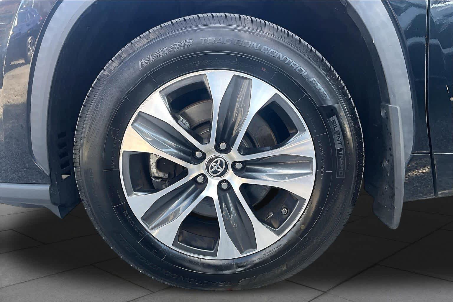 Used 2020 Toyota Highlander XLE AWD/4WD image 11