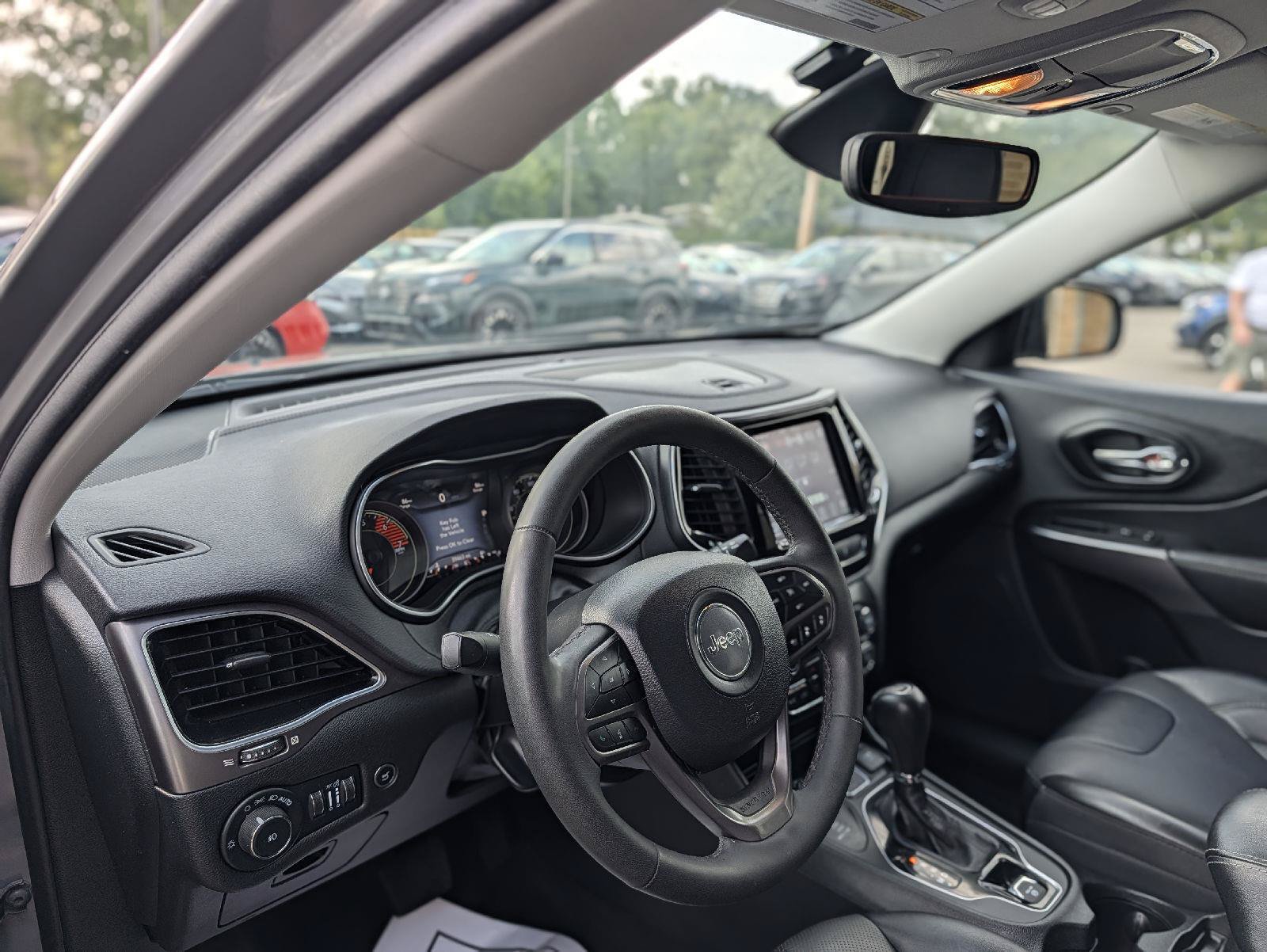 Used 2022 Jeep Cherokee Limited AWD/4WD image 3