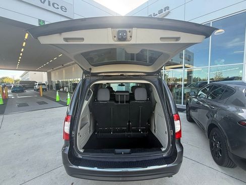 Used 2016 Chrysler Town & Country Touring w/ Driver Convenience Group image 38