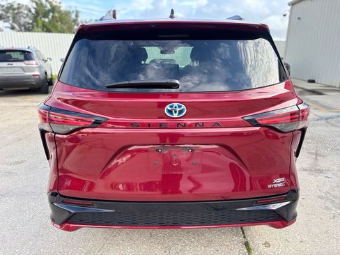 Used 2021 Toyota Sienna XSE w/ XSE Plus Package FWD image 4