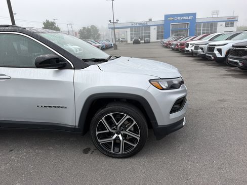 Used 2025 Jeep Compass Limited AWD/4WD image 4