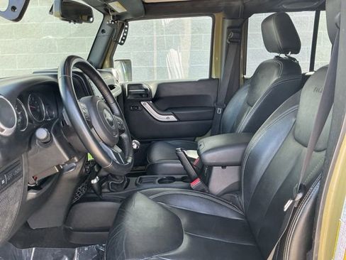 Used 2013 Jeep Wrangler Unlimited Rubicon w/ Max Tow Pkg AWD/4WD image 13