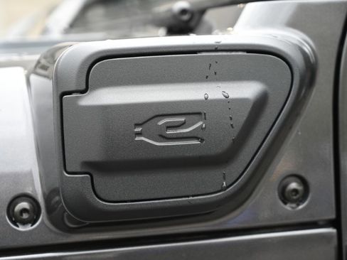 Used 2024 Jeep Wrangler Unlimited AWD/4WD image 2