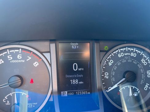 Used 2017 Toyota Tacoma TRD Sport w/ Tow Package (A/T) image 11