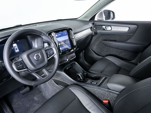 Certified 2025 Volvo XC40 B5 Core image 6