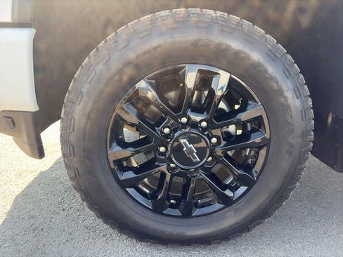 Used 2023 Chevrolet Silverado 2500 High Country w/ Z71 Off-Road Package AWD/4WD image 9