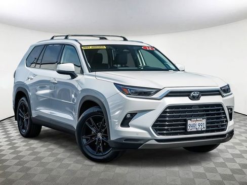 Used 2024 Toyota Grand Highlander FWD image 2
