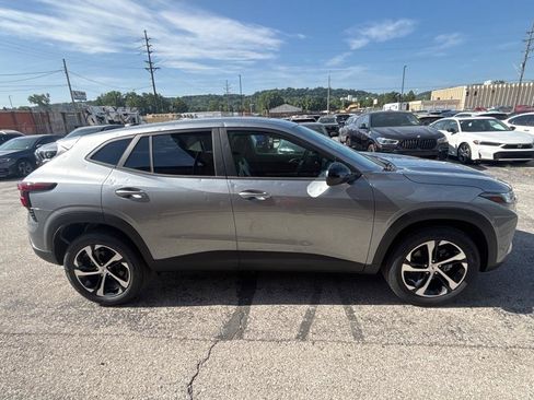 Used 2026 Chevrolet Trax RS w/ Sunroof Package FWD image 9