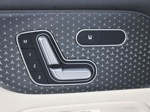 Used 2025 Mercedes-Benz GLB 250 4MATIC image 8