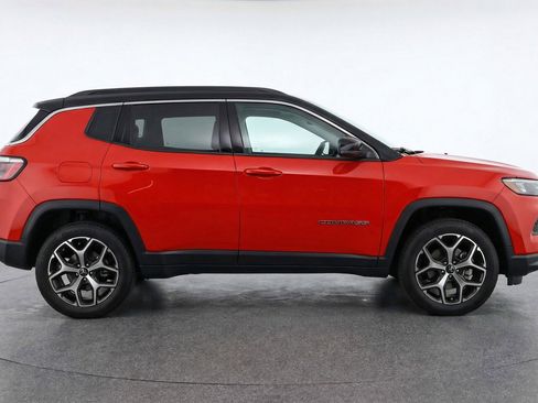 Used 2025 Jeep Compass Limited image 11