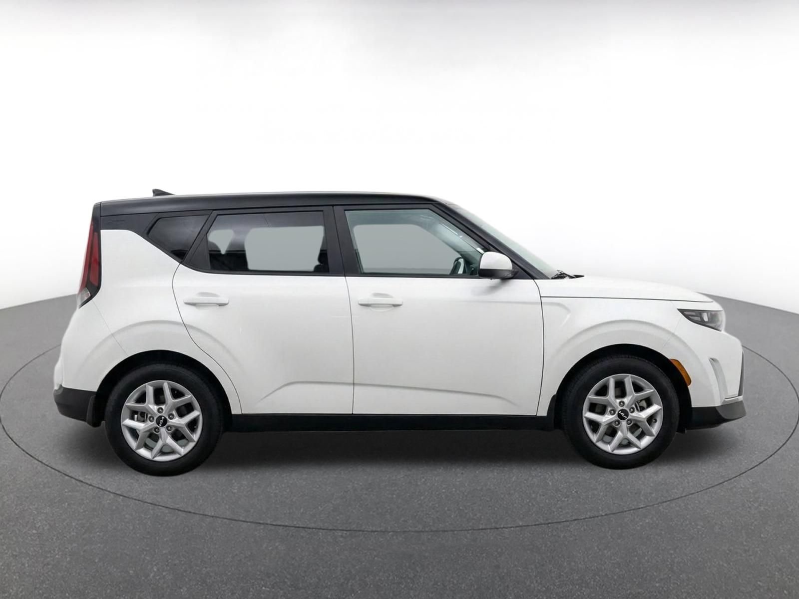 Used 2025 Kia Soul LX w/ LX Technology Package FWD image 13