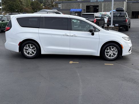 Used 2025 Chrysler Pacifica Select FWD image 4