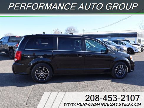 Used 2017 Dodge Grand Caravan SXT image 8