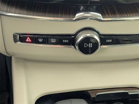 Used 2022 Volvo XC60 B5 Momentum image 22
