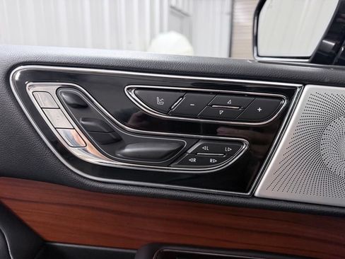 Used 2019 Lincoln Navigator Reserve AWD/4WD image 11