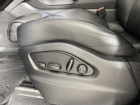 Certified 2023 Porsche Cayenne Platinum Edition image 28