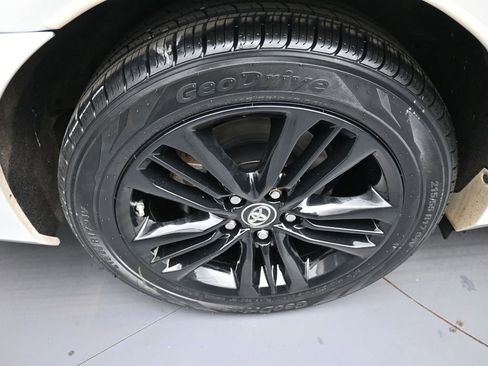 Used 2015 Toyota Camry SE image 12