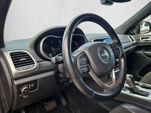 Used 2019 Jeep Grand Cherokee Altitude RWD image 9