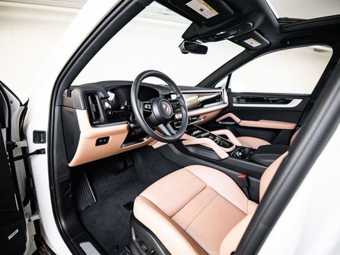 Certified 2026 Porsche Cayenne AWD/4WD image 4