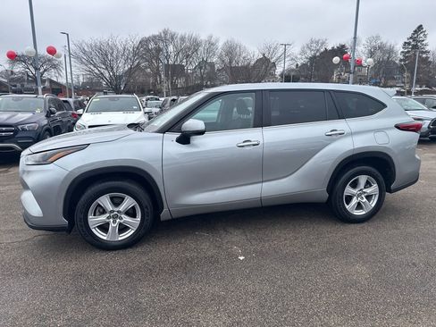 Used 2023 Toyota Highlander LE image 4