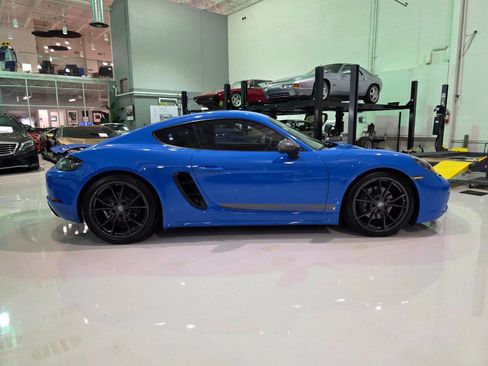 Used 2023 Porsche 718 Cayman w/ Premium Package RWD image 7