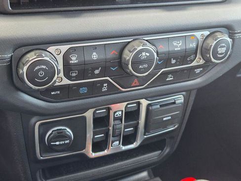 Used 2025 Jeep Wrangler Sahara image 41